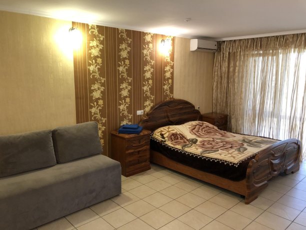 Семейный-люкс №16 однокомнатный, база отдыха «Гостиный двор», Кирилловка. Фото 1