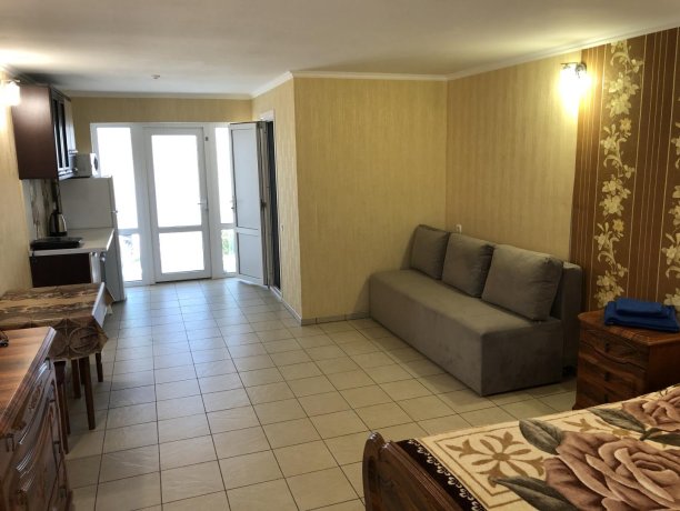 Семейный-люкс №16 однокомнатный, база отдыха «Гостиный двор», Кирилловка. Фото 2