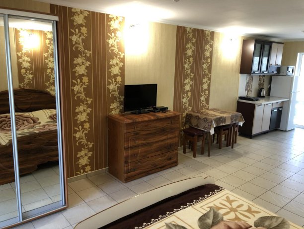 Семейный-люкс №16 однокомнатный, база отдыха «Гостиный двор», Кирилловка. Фото 3