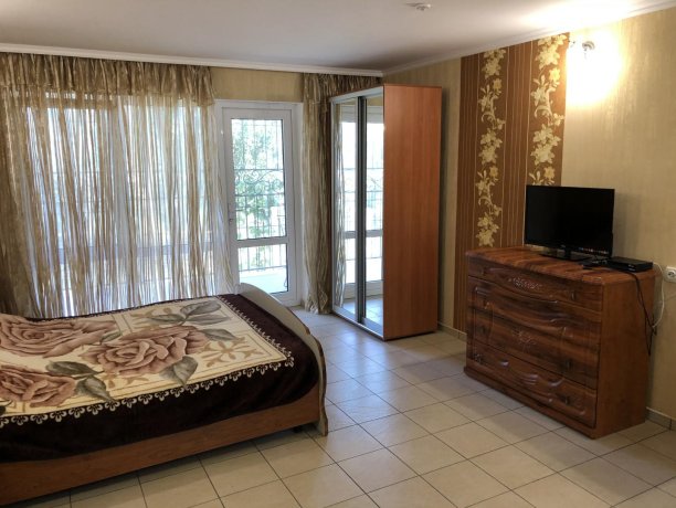 Семейный-люкс №16 однокомнатный, база отдыха «Гостиный двор», Кирилловка. Фото 5