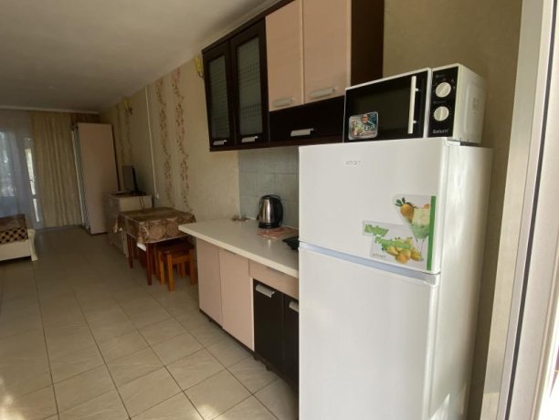 Семейный-люкс №18 однокомнатный, база отдыха «Гостиный двор», Кирилловка. Фото 1