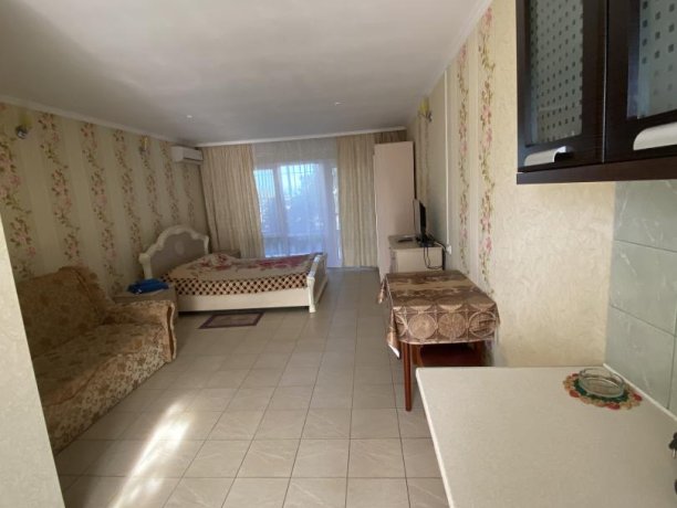 Семейный-люкс №18 однокомнатный, база отдыха «Гостиный двор», Кирилловка. Фото 2