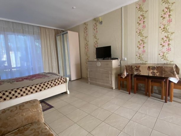 Семейный-люкс №18 однокомнатный, база отдыха «Гостиный двор», Кирилловка. Фото 4