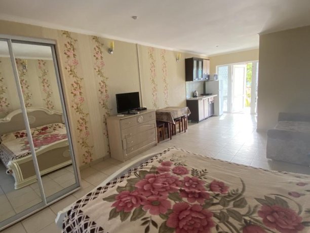 Семейный-люкс №18 однокомнатный, база отдыха «Гостиный двор», Кирилловка. Фото 6