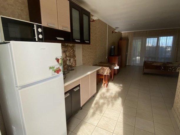 Семейный-люкс №19 однокомнатный, база отдыха «Гостиный двор», Кирилловка. Фото 1