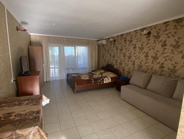 Семейный-люкс №19 однокомнатный, база отдыха «Гостиный двор», Кирилловка. Фото 2