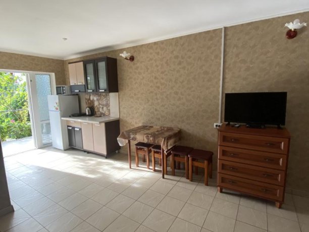 Семейный-люкс №19 однокомнатный, база отдыха «Гостиный двор», Кирилловка. Фото 3