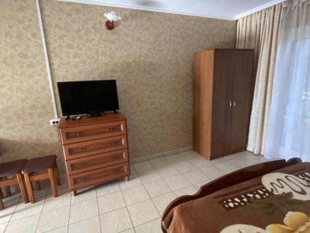 Семейный-люкс №19 однокомнатный, база отдыха «Гостиный двор», Кирилловка. Фото 5