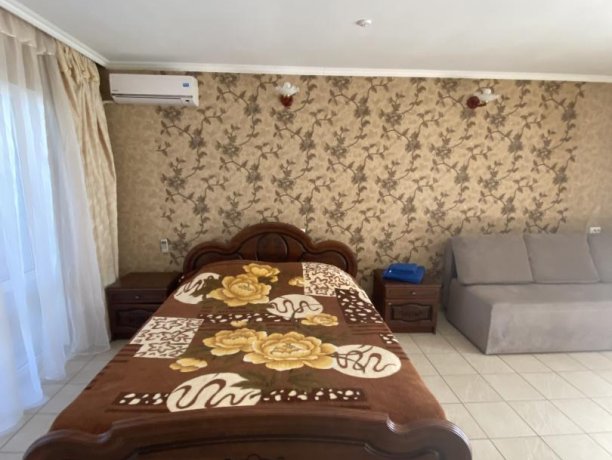 Семейный-люкс №19 однокомнатный, база отдыха «Гостиный двор», Кирилловка. Фото 6