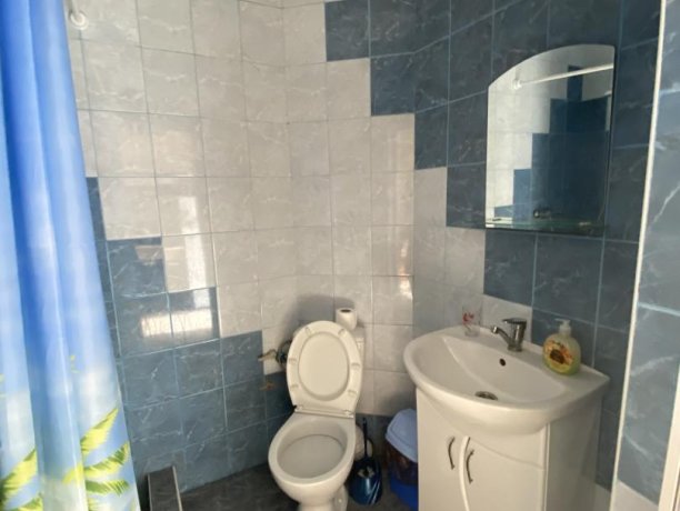 Семейный-люкс №19 однокомнатный, база отдыха «Гостиный двор», Кирилловка. Фото 7