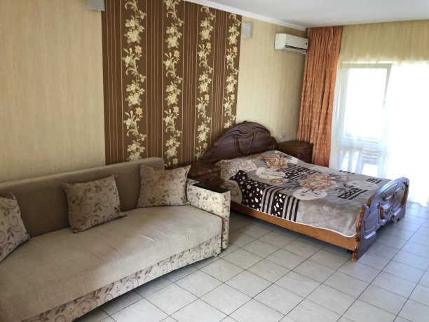 Семейный-люкс №20 однокомнатный, база отдыха «Гостиный двор», Кирилловка. Фото 1