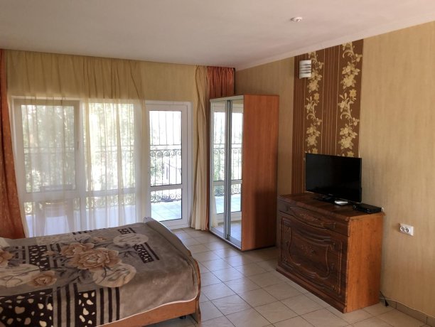 Семейный-люкс №20 однокомнатный, база отдыха «Гостиный двор», Кирилловка. Фото 2