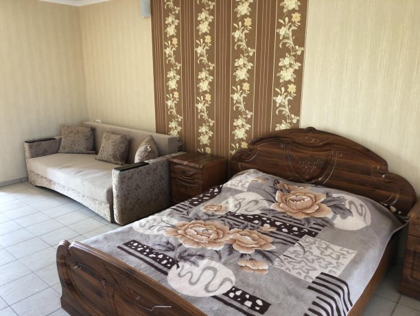 Семейный-люкс №20 однокомнатный, база отдыха «Гостиный двор», Кирилловка. Фото 3