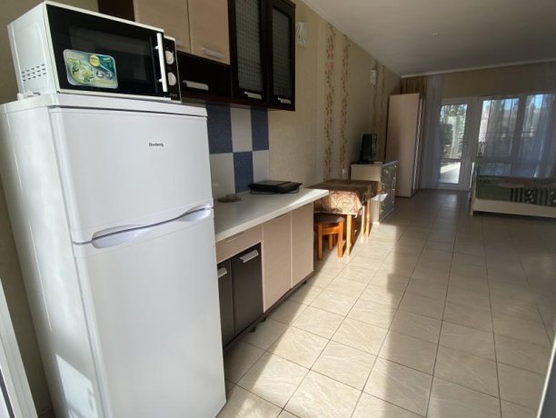 Семейный-люкс №21 однокомнатный, база отдыха «Гостиный двор», Кирилловка. Фото 1