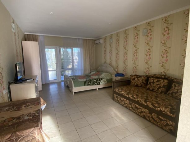 Семейный-люкс №21 однокомнатный, база отдыха «Гостиный двор», Кирилловка. Фото 2