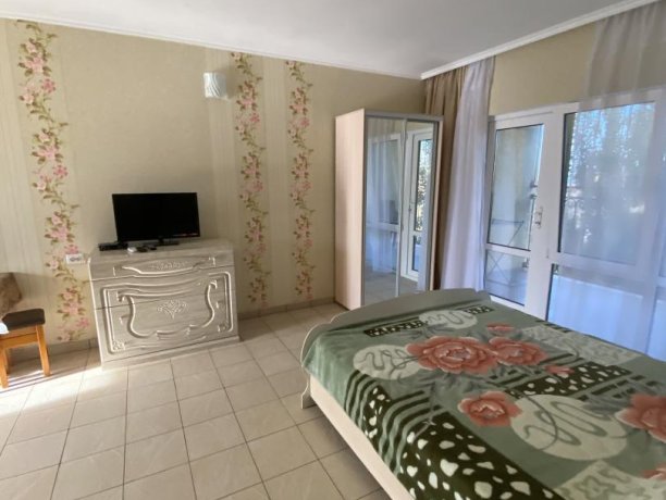 Семейный-люкс №21 однокомнатный, база отдыха «Гостиный двор», Кирилловка. Фото 4