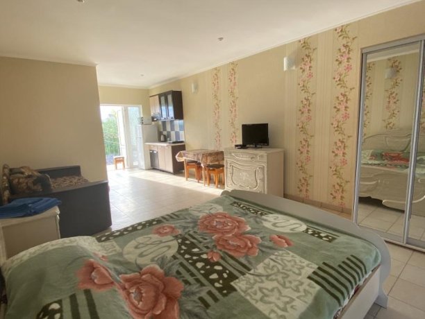 Семейный-люкс №21 однокомнатный, база отдыха «Гостиный двор», Кирилловка. Фото 5