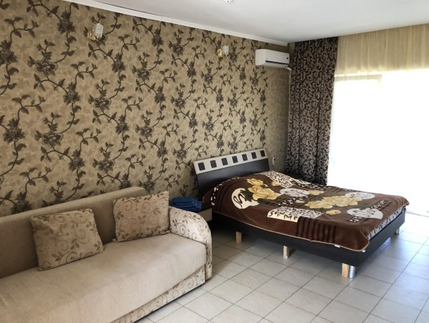 Семейный-люкс №22 однокомнатный, база отдыха «Гостиный двор», Кирилловка. Фото 1