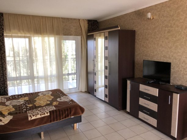 Семейный-люкс №22 однокомнатный, база отдыха «Гостиный двор», Кирилловка. Фото 2