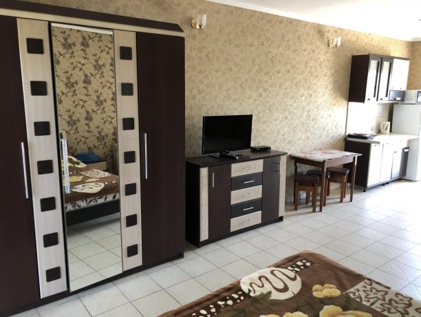 Семейный-люкс №22 однокомнатный, база отдыха «Гостиный двор», Кирилловка. Фото 4