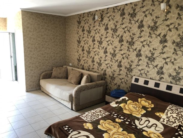 Семейный-люкс №22 однокомнатный, база отдыха «Гостиный двор», Кирилловка. Фото 5