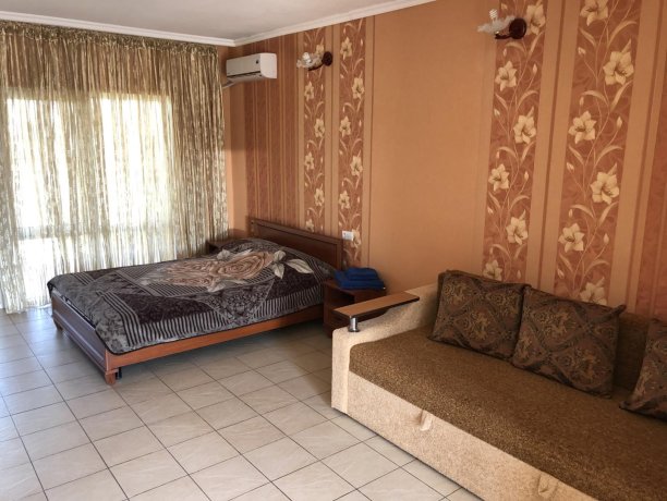 Семейный-люкс №23 однокомнатный, база отдыха «Гостиный двор», Кирилловка. Фото 1