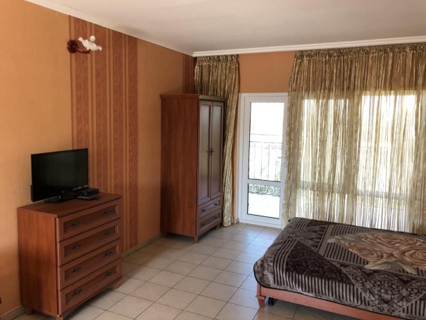 Семейный-люкс №23 однокомнатный, база отдыха «Гостиный двор», Кирилловка. Фото 2