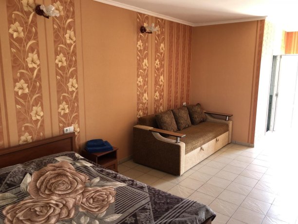 Семейный-люкс №23 однокомнатный, база отдыха «Гостиный двор», Кирилловка. Фото 3