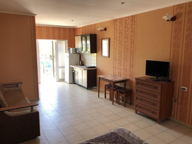 Семейный-люкс №23 однокомнатный, база отдыха «Гостиный двор», Кирилловка. Фото 4