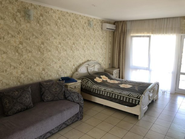 Семейный-люкс №24 однокомнатный, база отдыха «Гостиный двор», Кирилловка. Фото 1