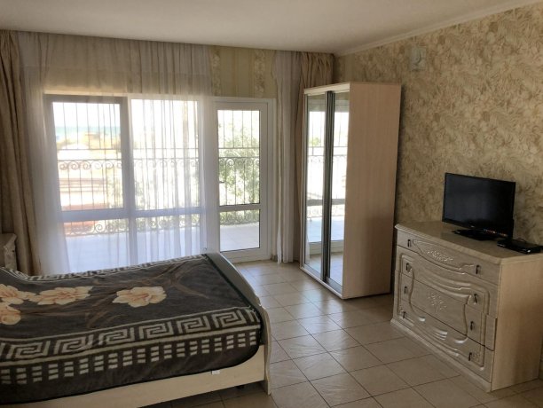 Семейный-люкс №24 однокомнатный, база отдыха «Гостиный двор», Кирилловка. Фото 2