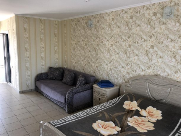 Семейный-люкс №24 однокомнатный, база отдыха «Гостиный двор», Кирилловка. Фото 3