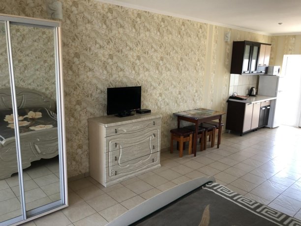 Семейный-люкс №24 однокомнатный, база отдыха «Гостиный двор», Кирилловка. Фото 4