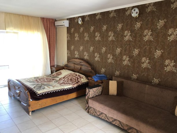 Семейный-люкс №25 однокомнатный, база отдыха «Гостиный двор», Кирилловка. Фото 1