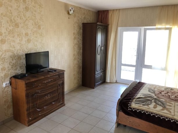 Семейный-люкс №25 однокомнатный, база отдыха «Гостиный двор», Кирилловка. Фото 2