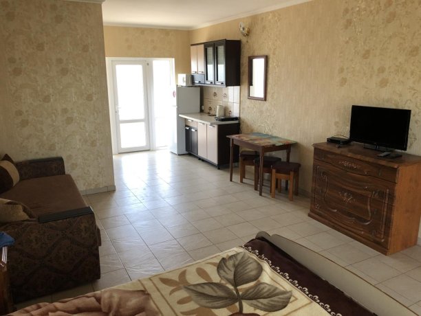 Семейный-люкс №25 однокомнатный, база отдыха «Гостиный двор», Кирилловка. Фото 4