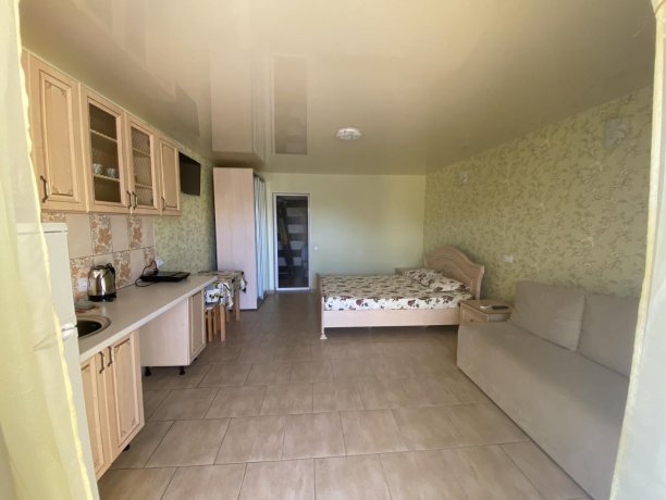 Семейный-люкс №28 однокомнатный, база отдыха «Гостиный двор», Кирилловка. Фото 1