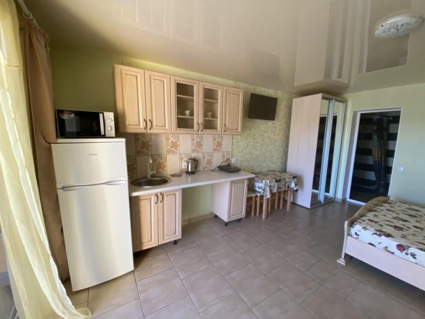 Семейный-люкс №28 однокомнатный, база отдыха «Гостиный двор», Кирилловка. Фото 2