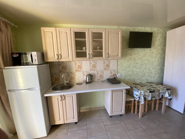 Семейный-люкс №28 однокомнатный, база отдыха «Гостиный двор», Кирилловка. Фото 3