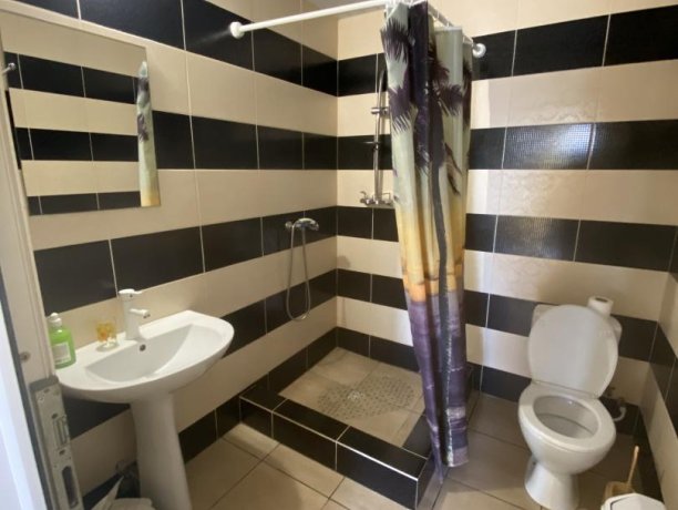 Семейный-люкс №28 однокомнатный, база отдыха «Гостиный двор», Кирилловка. Фото 5