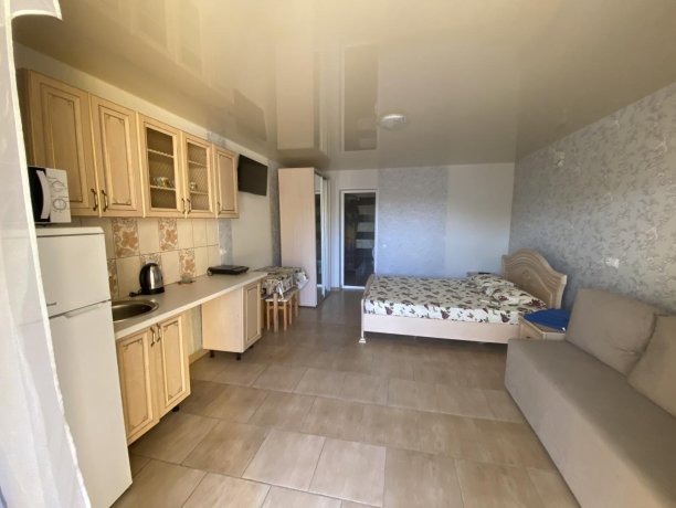 Семейный-люкс №29 однокомнатный, база отдыха «Гостиный двор», Кирилловка. Фото 1