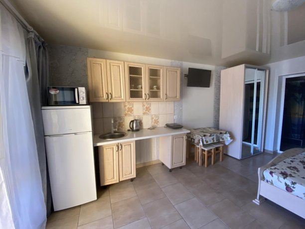 Семейный-люкс №29 однокомнатный, база отдыха «Гостиный двор», Кирилловка. Фото 2