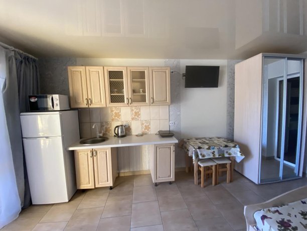 Семейный-люкс №29 однокомнатный, база отдыха «Гостиный двор», Кирилловка. Фото 3