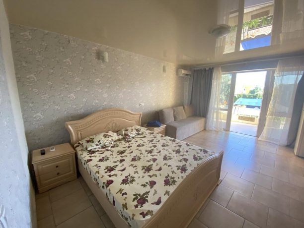 Семейный-люкс №29 однокомнатный, база отдыха «Гостиный двор», Кирилловка. Фото 4