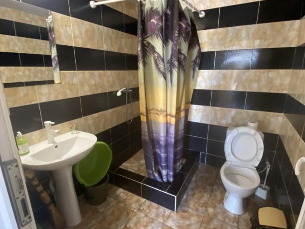 Семейный-люкс №29 однокомнатный, база отдыха «Гостиный двор», Кирилловка. Фото 5