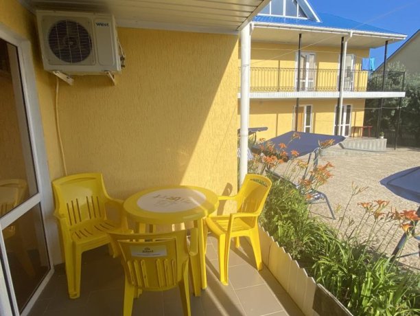 Семейный-люкс №29 однокомнатный, база отдыха «Гостиный двор», Кирилловка. Фото 6