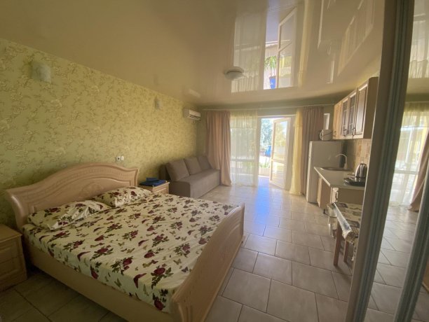 Семейный-люкс №30 однокомнатный, база отдыха «Гостиный двор», Кирилловка. Фото 3