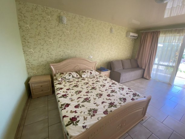 Семейный-люкс №30 однокомнатный, база отдыха «Гостиный двор», Кирилловка. Фото 4