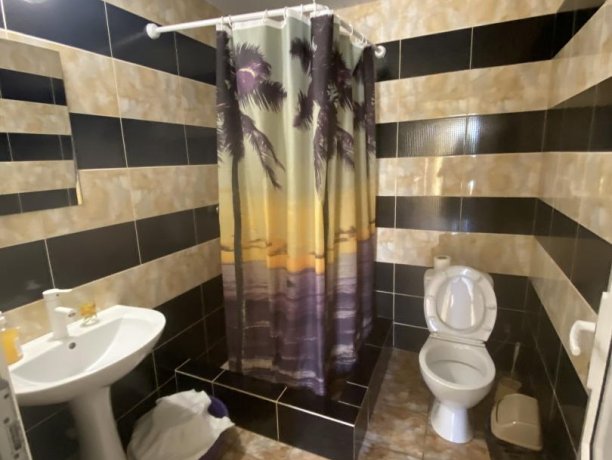 Семейный-люкс №30 однокомнатный, база отдыха «Гостиный двор», Кирилловка. Фото 5