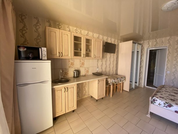 Семейный-люкс №31 однокомнатный, база отдыха «Гостиный двор», Кирилловка. Фото 3